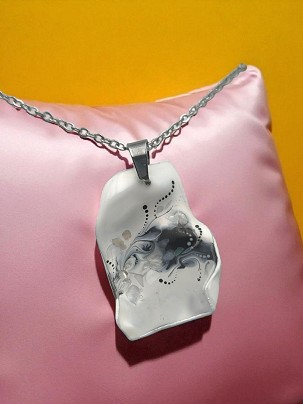 Gyanta nyakláncok - Fehér rózsa